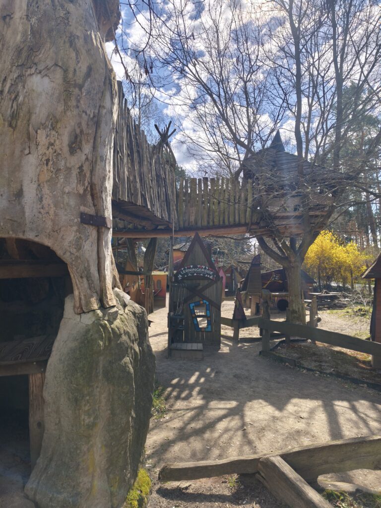 Geheime Welt von Turisede  mit Kind und Hund